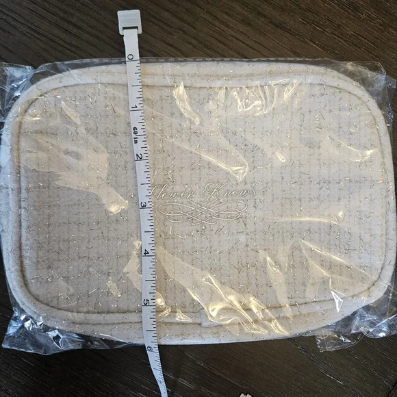 Flower Knows Pouch - Picture 5 of 5